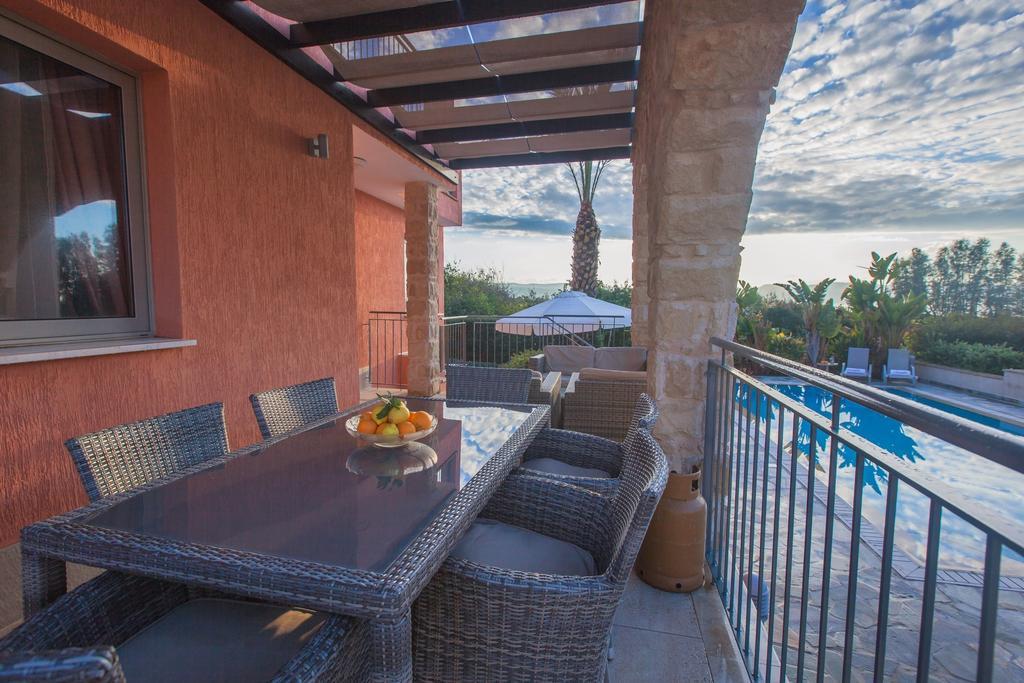 Villa Saraliana Sandy Beach Villas - Heated Pool - Jacuzzi - Private Beach Area Polis Cameră foto